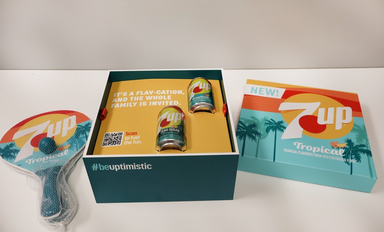 7UP Tropical kit displaying original and zero sugar cans with its lid and paddle set alongside